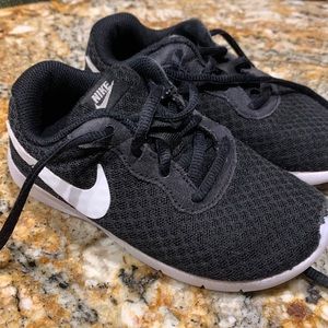 Toddler Nike Tanjan Shoes with laces